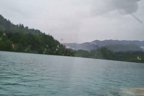 Drumul cu barca spre insula