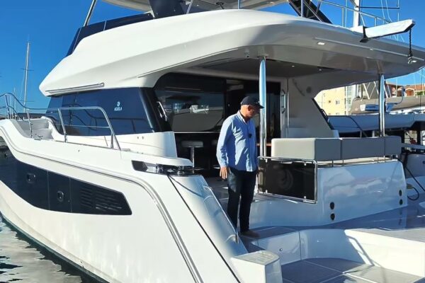 Aquila 46 Yacht: Catamaran cu motor cu spațiu
