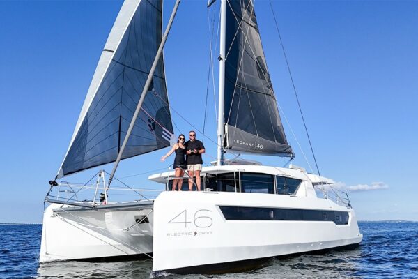 Am încercat să navigăm pe o nouă barcă electrică hibridă (tur complet Leopard 46)