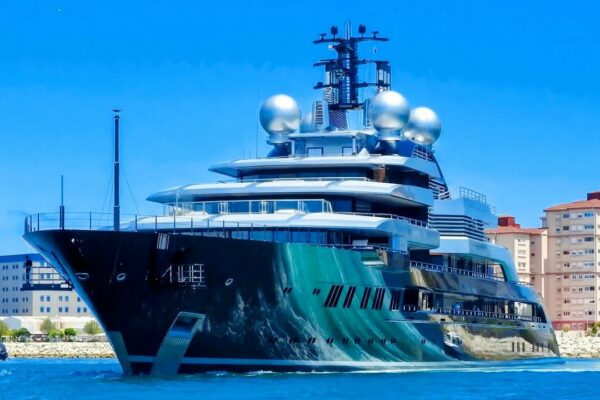 În interiorul iahtului Crescent de 600 de milioane de dolari: un palat plutitor