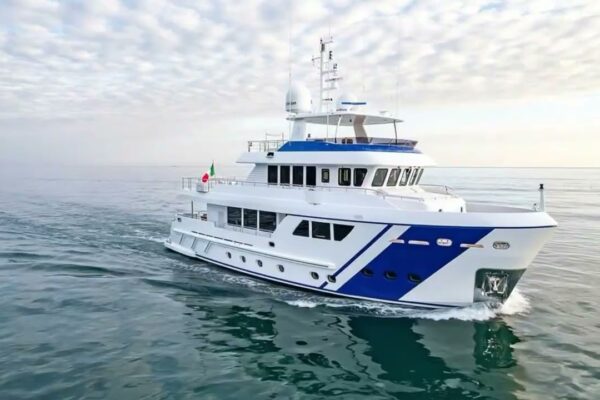 Iahturi de expediție de vânzare: Cele mai bune iahturi Explorer și traulere cu rază lungă