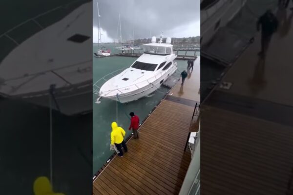 Furtuna lovește un iaht la doc