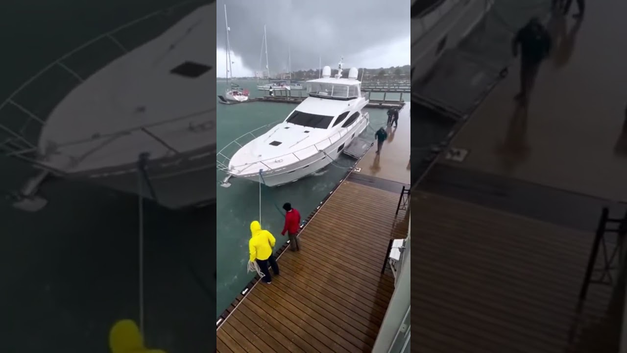 Furtuna lovește un iaht la doc