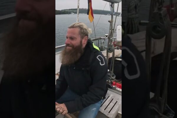 Dat afară din Clubul de Yacht – pentru că barca noastră nu se potrivește