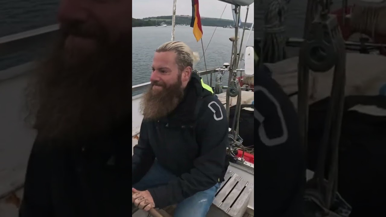 Dat afară din Clubul de Yacht – pentru că barca noastră nu se potrivește
