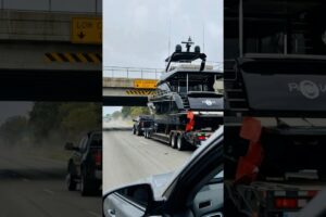 Transportul de iaht supradimensionat eșuează... Se izbește într-un pod scăzut și se distruge 🛥️
