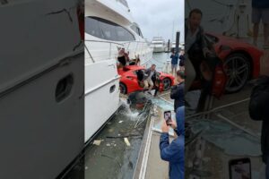 Încearcă să mute o mașină în interiorul iahtului său... Lovitură prin carenă și cade în apă