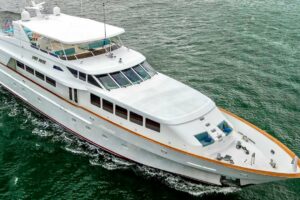 Tur superyacht de 2,9 milioane de dolari: Trinity 118 din 1999