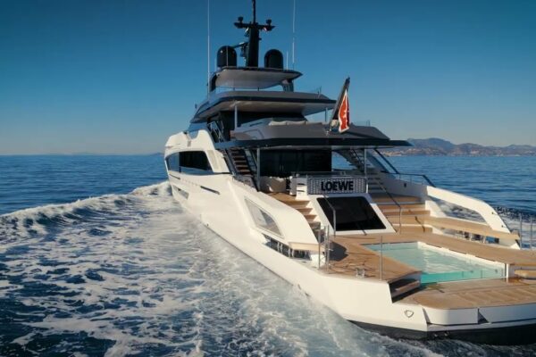 LOEWE Pentru Charter | Yacht Tankoa de 55 m - 400.000 EUR pe săptămână