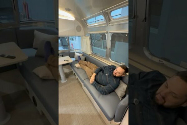 Această remorcă arată ca un YACHT în interior!