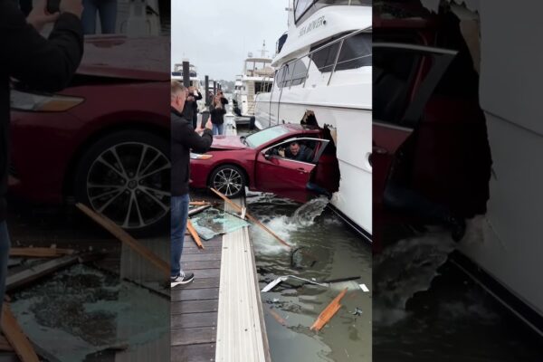 Ieșire greșită pe propriul său iaht... Mașina se sparge prin carenă din port 🚗🛥️