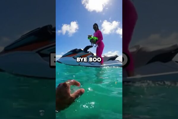 Un bărbat salvează un câine pe iaht