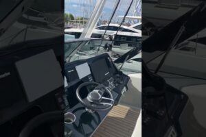 Flybridge și tabloul de bord al lui Sunreef 70 Power #yachting #boating #yachtlife #luxurylife