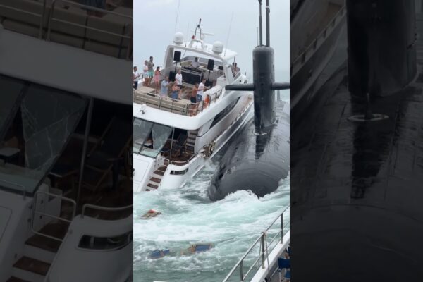 Submarinul iese la suprafață sub un iaht... și începe să-l scufunde ⚓️🛥️