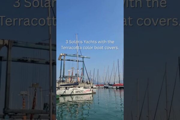 De la RHKYC la Aberdeen de la orizontul cu neon al portului Victoria. Solaris Yachts Asia Hong Kong.