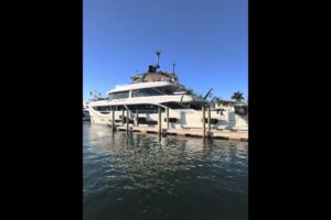 Yacht cu motor Benetti 34m Oasis Kings Lair – YachtBuying101.com