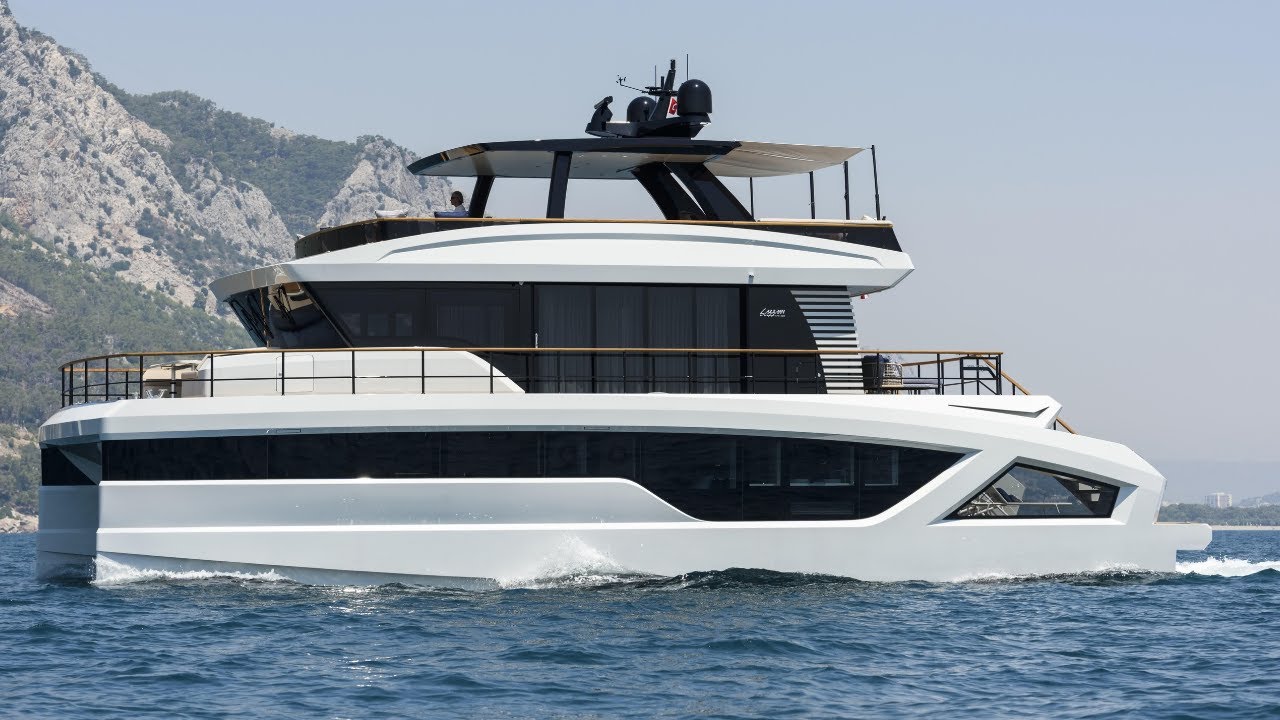 Lazzara LPC 300 Yacht Tour | Uimitoare prezentare a catamaranului cu putere de lux