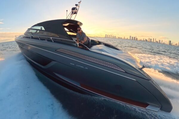 Pilotează Ferrari-ul iahturilor sportive! (2025 68 Riva Diable) ￼