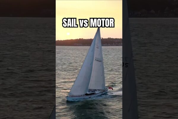 Iahturile cu motor se potrivesc. Marinarii alunecă printre valuri ⛵🛥️